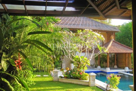 Vila 3 kamar tidur di Jimbaran, Badung, Bali (999)