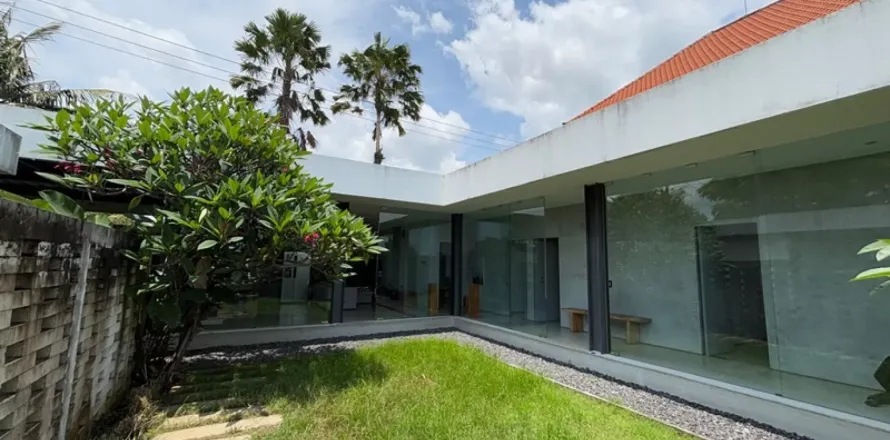 4 bedrooms Villa in Gianyar, Bali (11662)
