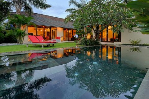 Vila 3 kamar tidur di Seminyak, Badung, Bali (1950)