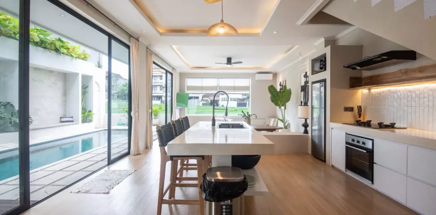4 bedrooms Villa in Tibubeneng, Badung, Bali (10922)