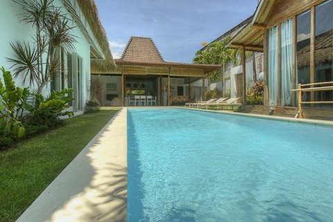 Vila 4 kamar tidur di Seminyak, Badung, Bali (1910)