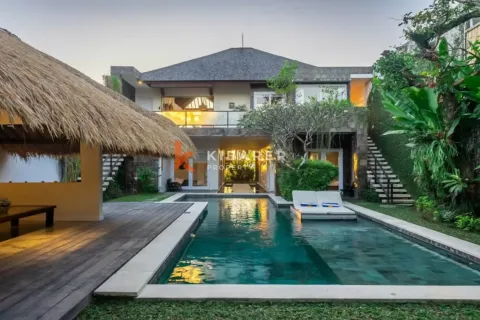 Vila 4 kamar tidur di Tibubeneng, Badung, Bali (14701)