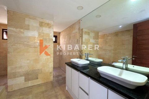 Vila 4 kamar tidur di Tibubeneng, Badung, Bali (13833) 15