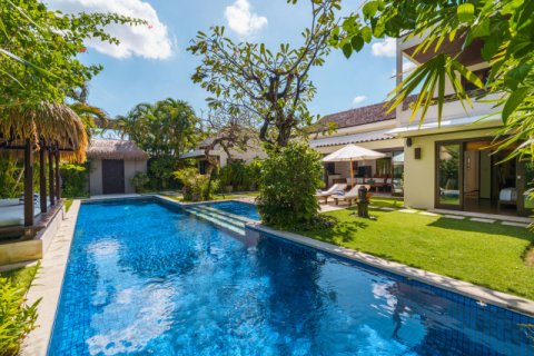 Vila 4 kamar tidur di Seminyak, Badung, Bali (1324)