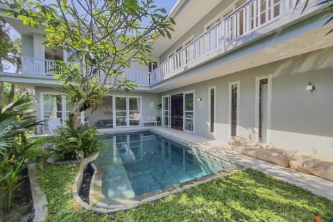 Vila 3 kamar tidur di Tibubeneng, Badung, Bali (11599)