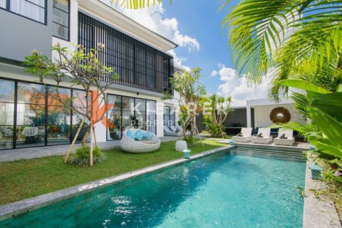 Vila 4 kamar tidur di Tibubeneng, Badung, Bali (13450)