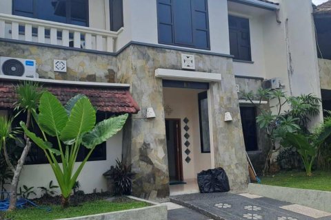 Vila 5 kamar tidur di Kuta, Badung, Bali (13963)