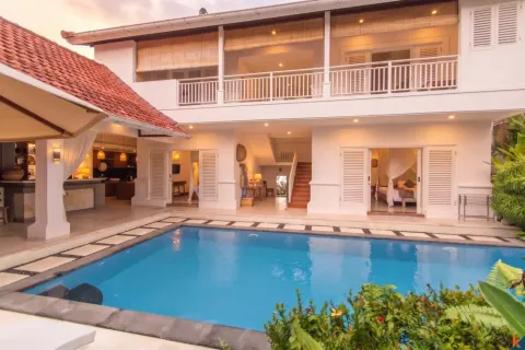 Vila 4 kamar tidur di Tibubeneng, Badung, Bali (13745)