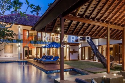 Vila 4 kamar tidur di Seminyak, Badung, Bali (12615)