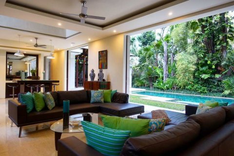 Vila 4 kamar tidur di Seminyak, Badung, Bali (745)