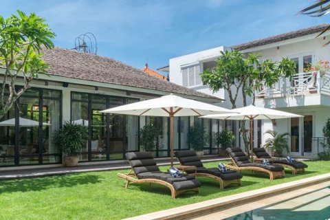 Vila 4 kamar tidur di Seminyak, Badung, Bali (746)