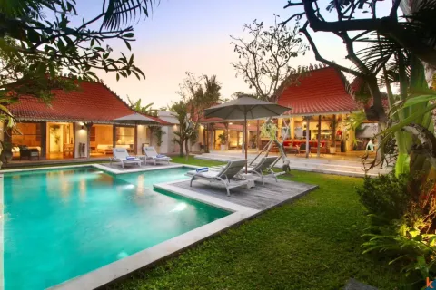 Vila 4 kamar tidur di Tibubeneng, Badung, Bali (10801)