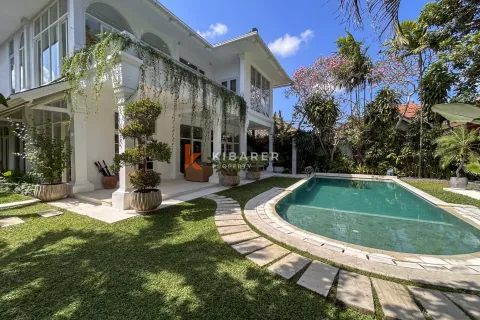 Vila 4 kamar tidur di Kerobokan, Badung, Bali (13934)