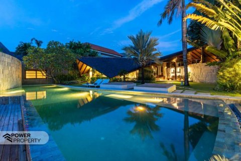Vila 4 kamar tidur di Seminyak, Badung, Bali (831)