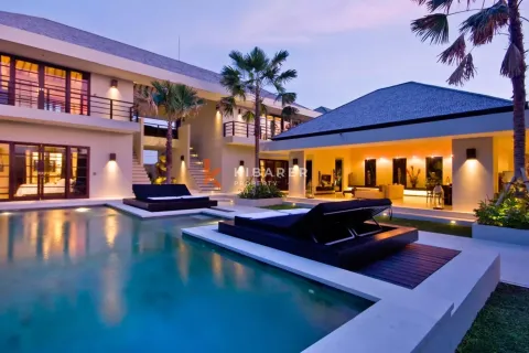 Vila 4 kamar tidur di Tibubeneng, Badung, Bali (12626)