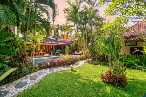 Vila 4 kamar tidur di Seminyak, Badung, Bali (10915)