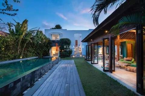Vila 4 kamar tidur di Seminyak, Badung, Bali (13240)