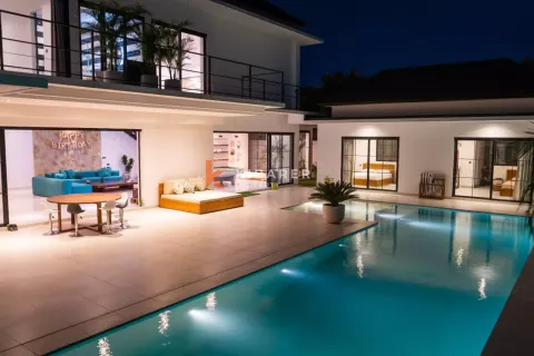Vila 4 kamar tidur di Seminyak, Badung, Bali (13404)