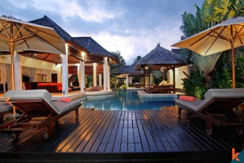 Vila 4 kamar tidur di Seminyak, Badung, Bali (12285)