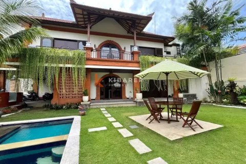 Vila 5 kamar tidur di Tibubeneng, Badung, Bali (12581)